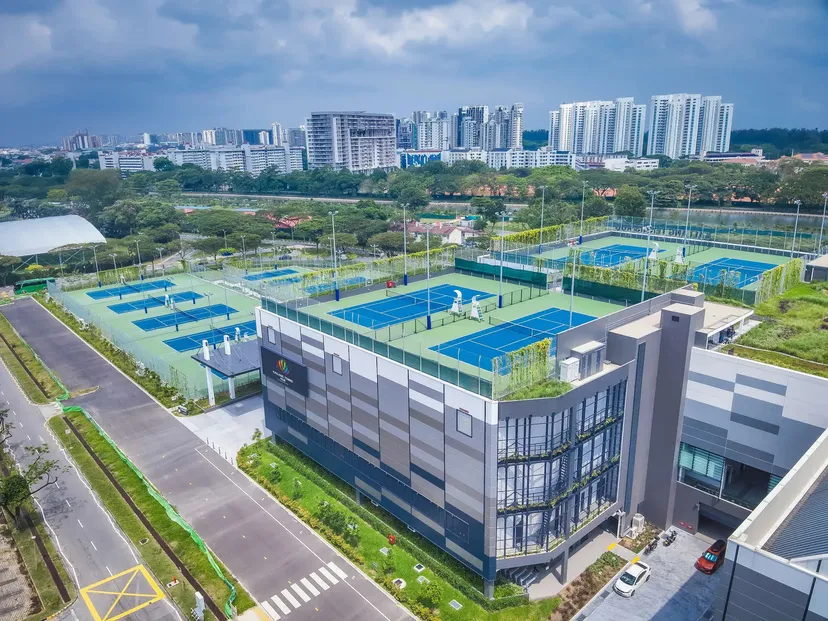 屋外と屋上にテニスコートを備えたスポーツセンターの空撮